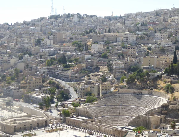 Uitzicht op de stad Amman met Romeinse theater — Stockfoto