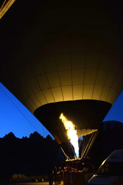 Kapadokya üzerinde güneş doğarken uçan balon