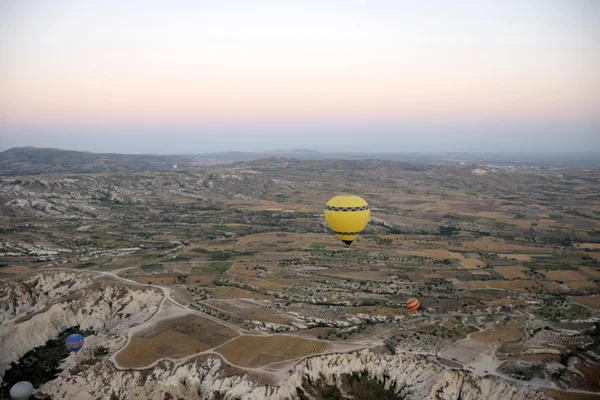 Balloon flying over Cappadocia, Turkey at sunrise — Stock Photo, Image