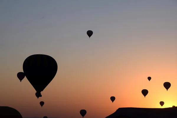 Balloon flying over Cappadocia, Turkey at sunrise — Stock Photo, Image