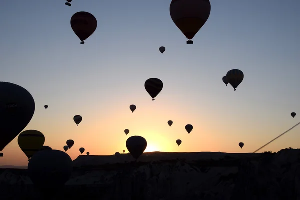 Balloon flying over Cappadocia, Turkey at sunrise — Stock Photo, Image