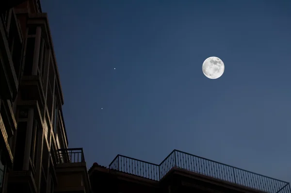 Луна и крыша дома — стоковое фото