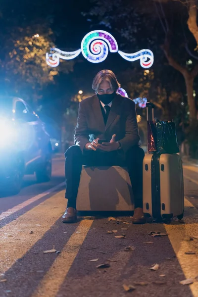 Reisende Mann Med Ansiktsmaske Koffert Julegaver Sms Familien Sin Bussreise – stockfoto