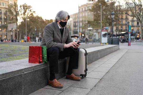 Mann Med Ansiktsmaske Gaver Koffert Skal Hjem Coronavirus Julesesesong Reisende stockfoto