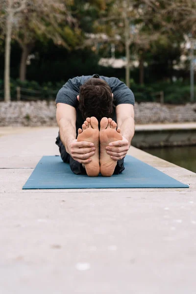 Ugjenkjennelig Mann Med Yogaøvelser Parken – stockfoto