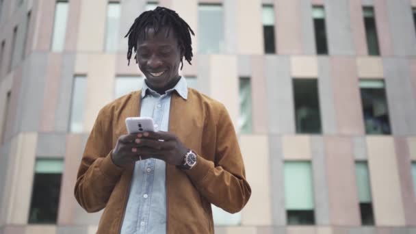 Young Black African Entrepreneur Chatting Phone Business District — Stock Video