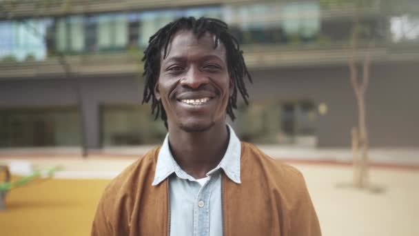 Glad modern svart afrikansk man ler mot kameran — Stockvideo