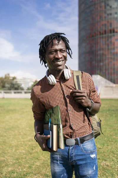Portrett Selvsikker Student Ved Det Afrikanske Universitetet Utendørs Fakultetet – stockfoto
