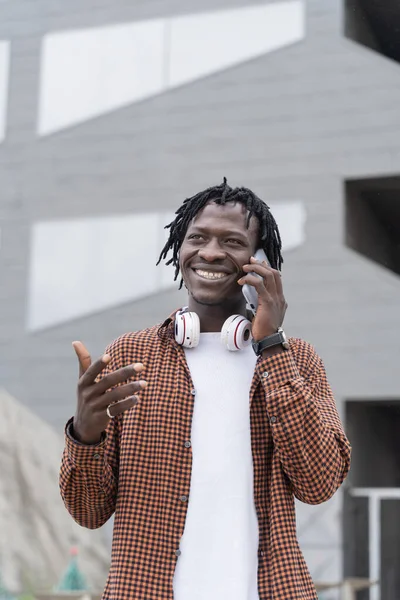 Ung Afrikansk Mann Med Klær Som Ringer Venner Med Mobiltelefon – stockfoto