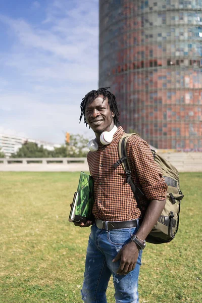 Portrett Ung Afrikansk Student Som Holder Mappe Bøker Utendørs Universitetsområde – stockfoto