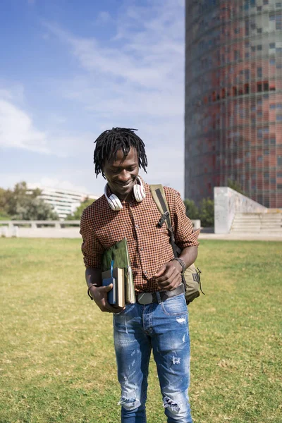 Muotokuva Rento Mies Afrikkalainen Opiskelija Hymyilee Laukku Kirjoja Ympäri Yliopistoa — kuvapankkivalokuva