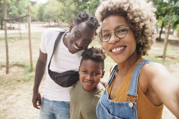 Afroamerikansk familie har det gøy og tar selfie – stockfoto