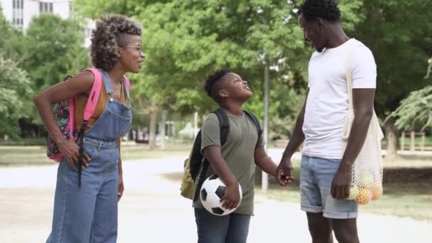 A kis afro-amerikai fiú és családja visszamegy az iskolába a szüleivel. — Stock videók