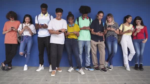 Estudiantes adolescentes multiétnicos con teléfonos móviles inteligentes en la escuela secundaria - Adicción a las redes sociales — Vídeo de stock