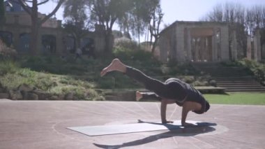 Spordaki genç adam denge ve denge egzersizleri yapıyor.