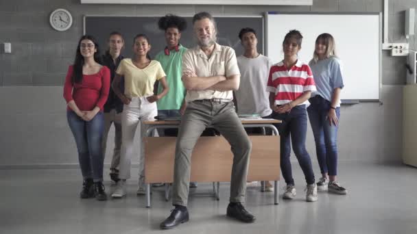 Gruppo multirazziale di studenti delle scuole secondarie adolescenti e insegnante amichevole insieme in classe sorridendo e battendo le mani celebrando il successo. La diversità culturale nell'istruzione — Video Stock