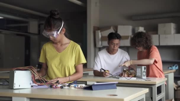 Aziatische middelbare school tiener vrouw student het dragen van beschermende bril werken op elektronica printplaat in de wetenschap technologie workshop - digitale innovatie in het onderwijs — Stockvideo