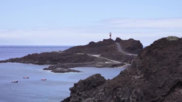Vuurtoren van Punta de Teno aan de oostkust van Tenerife Vulkanisch eiland. Prachtige toeristische trekpleister gebouwd op lava op de Canarische Eilanden, Spanje. — Stockvideo