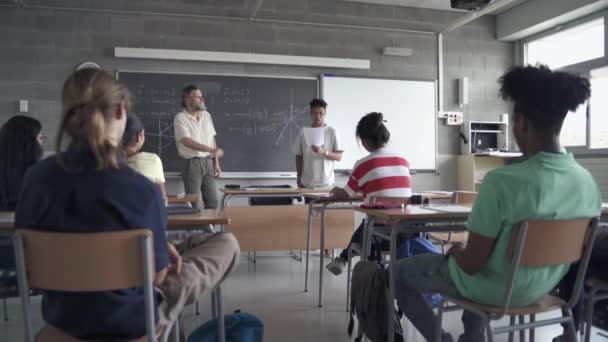 Estudante do ensino médio asiático apresentando um projeto ou lendo uma composição para colegas de classe e professor. Todos Saúde e Aplausos — Vídeo de Stock