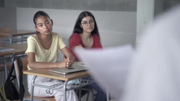 Multi etnické středoškolské studentky poslech prezentace vysvětlení učitele nebo spolužáka — Stock video