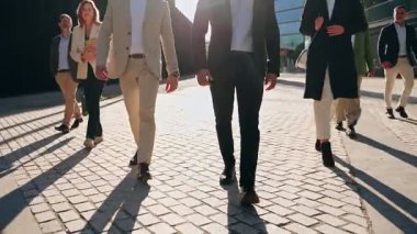 Hintli iş adamı, şehirdeki profesyonel ekip ekibiyle birlikte yürüyor.