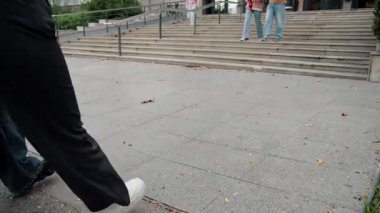  Kampüse gelen bir grup öğrenci, derslere başlamak için üniversite merdivenlerine gidiyorlar.