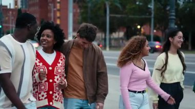 Bir grup genç arkadaş güzel anların tadını çıkarıyor ve birlikte eğleniyorlar, gün batımında şehirde dışarıda yürüyüş yapıyorlar.