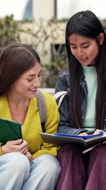 Asyalı kız ve öğrenci arkadaşları üniversite sınavlarına hazırlanıyorlar - Takım çalışması