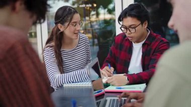 Bir grup öğrenci ve lise arkadaşları final sınavları için üniversite kampüsünde bir araya geldiler.