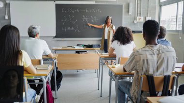 Lise Öğrencilerine Kimya Bilimi Konseptlerini Açıklayan Olgun Bayan Öğretmen