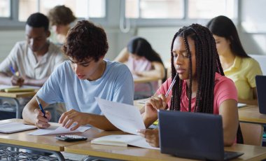 Lisede Sınava Odaklanan Öğrenciler Sınava Gidiyor