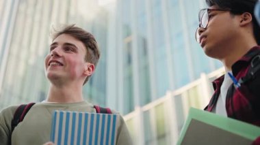 Şehirdeki kampüste ders ve mezuniyetten sonra konuşan iki öğrenci arkadaş.