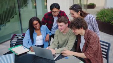 Üniversite Kütüphanesinde dizüstü bilgisayarda çalışan çok ırklı öğrenciler - Yükseköğretimde Çeşitlilik