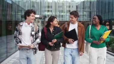 Üniversite öğrenci arkadaşları konuşuyor ve kampüsten çıkıyorlar.