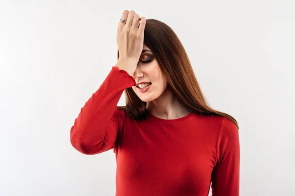 Menina Bonita Com Cabelo Castanho Longo Camisola Vermelha Casual Fez — Fotografia de Stock