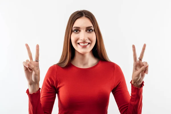 Portrait Une Jeune Femme Heureuse Aux Longs Cheveux Châtain Montrant — Photo