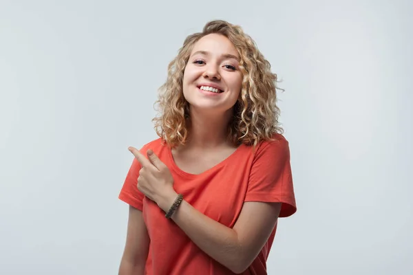 Bild Ung Lycklig Kvinna Med Lockigt Hår Klädd Avslappnad Shirt — Stockfoto