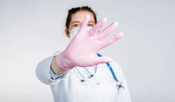 Kvinnlig Läkare Vit Rock Och Rosa Sterila Handskar Nära Håll — Stockfoto