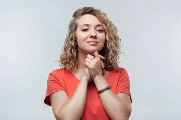 Blond Flicka Med Lockigt Hår Casual Shirt — Stockfoto