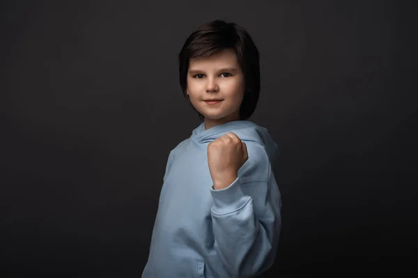 Imagem Menino Bonito Anos Vestido Com Roupas Casuais Sorrindo Fazendo — Fotografia de Stock