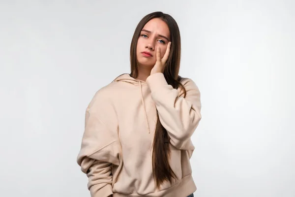 Foto Stanca Giovane Donna Bruna Copre Viso Sente Stanchezza Bisogno — Foto Stock