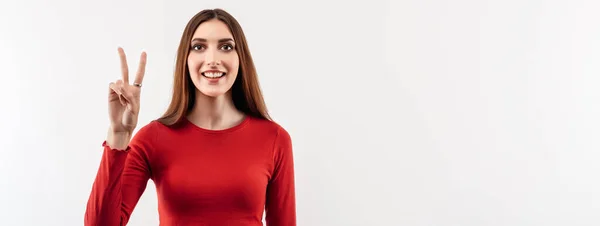 Retrato Uma Jovem Mulher Feliz Com Longos Cabelos Castanhos Mostrando — Fotografia de Stock