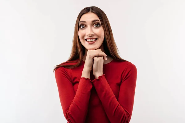 Portret Van Een Mooie Brunette Gekleed Casual Rode Trui Die — Stockfoto