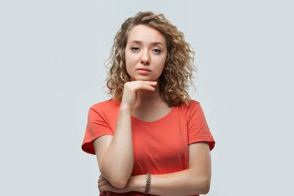 Imagen Una Agradable Mujer Melancólica Con Pelo Rizado Pensando Mirando — Foto de Stock