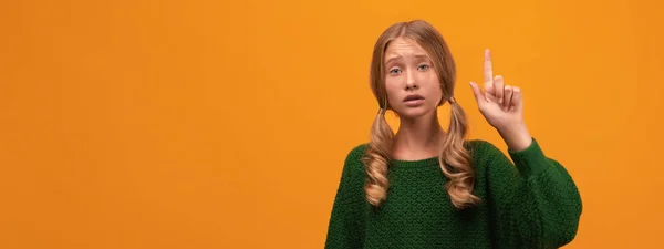 Retrato Una Chica Rubia Seria Años Con Suéter Verde Cálido — Foto de Stock