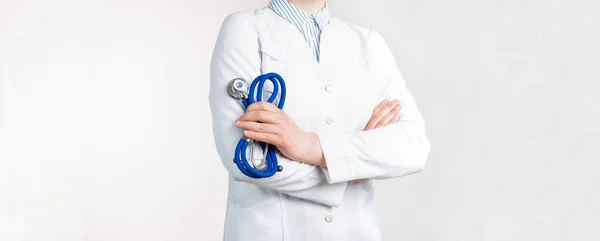Vista Recortada Del Doctor Mujer Uniforme Pie Sosteniendo Estetoscopio Copia —  Fotos de Stock