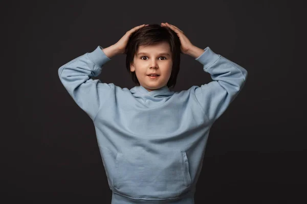 衝撃的な少年のイメージ10から12歳 カジュアルな服をカメラで驚きを表現に身を包んだ スタジオ撮影 グレーの背景 人間の感情や表情の概念 — ストック写真