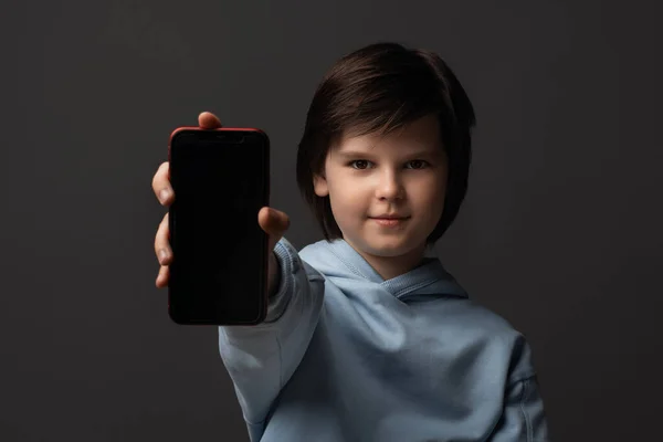 Rapaz Bonito Anos Vestido Com Roupas Casuais Mostra Smartphone Tela — Fotografia de Stock