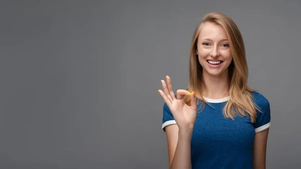 Chica Alegre Con Pelo Rubio Liso Demostrando Dientes Blancos Con —  Fotos de Stock