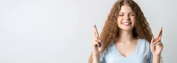 Должен Победить Радостная Европейская Молодая Женщина Кудрявыми Длинными Волосами Поднимает — стоковое фото